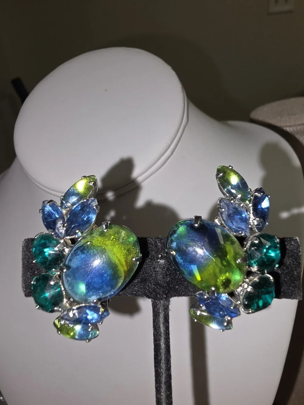 Vintage Weiss Peacock Blue-Green Vintage Glass Cluster Clip-On Earrings -